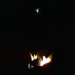 Bålkos og månen tittet frem